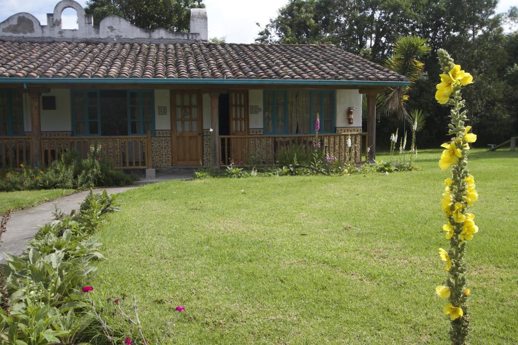 Las Palmeras Inn オタバロ エクステリア 写真