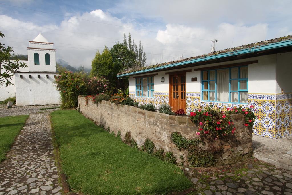 Las Palmeras Inn オタバロ エクステリア 写真