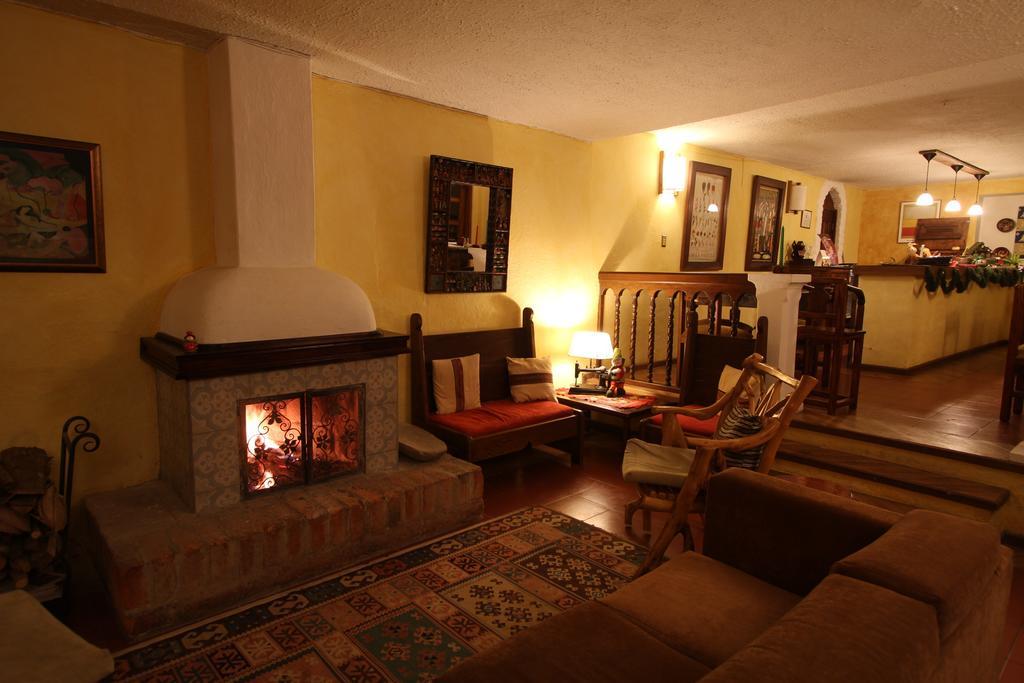 Las Palmeras Inn オタバロ エクステリア 写真